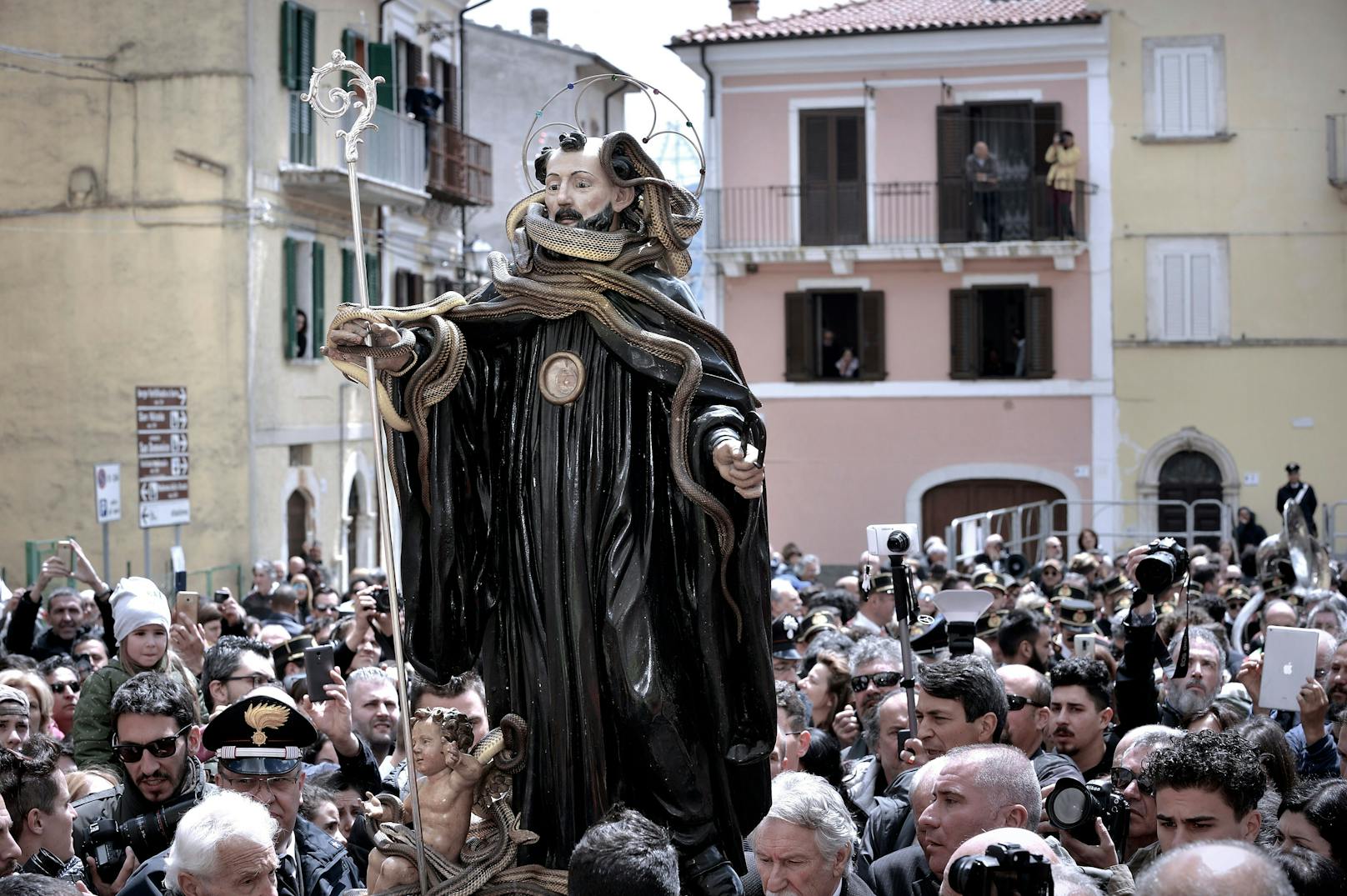 Im italienischen Bergdorf "Cocullo" kommt es jedes Jahr zum 01. Mai zu einem Spektakel. 