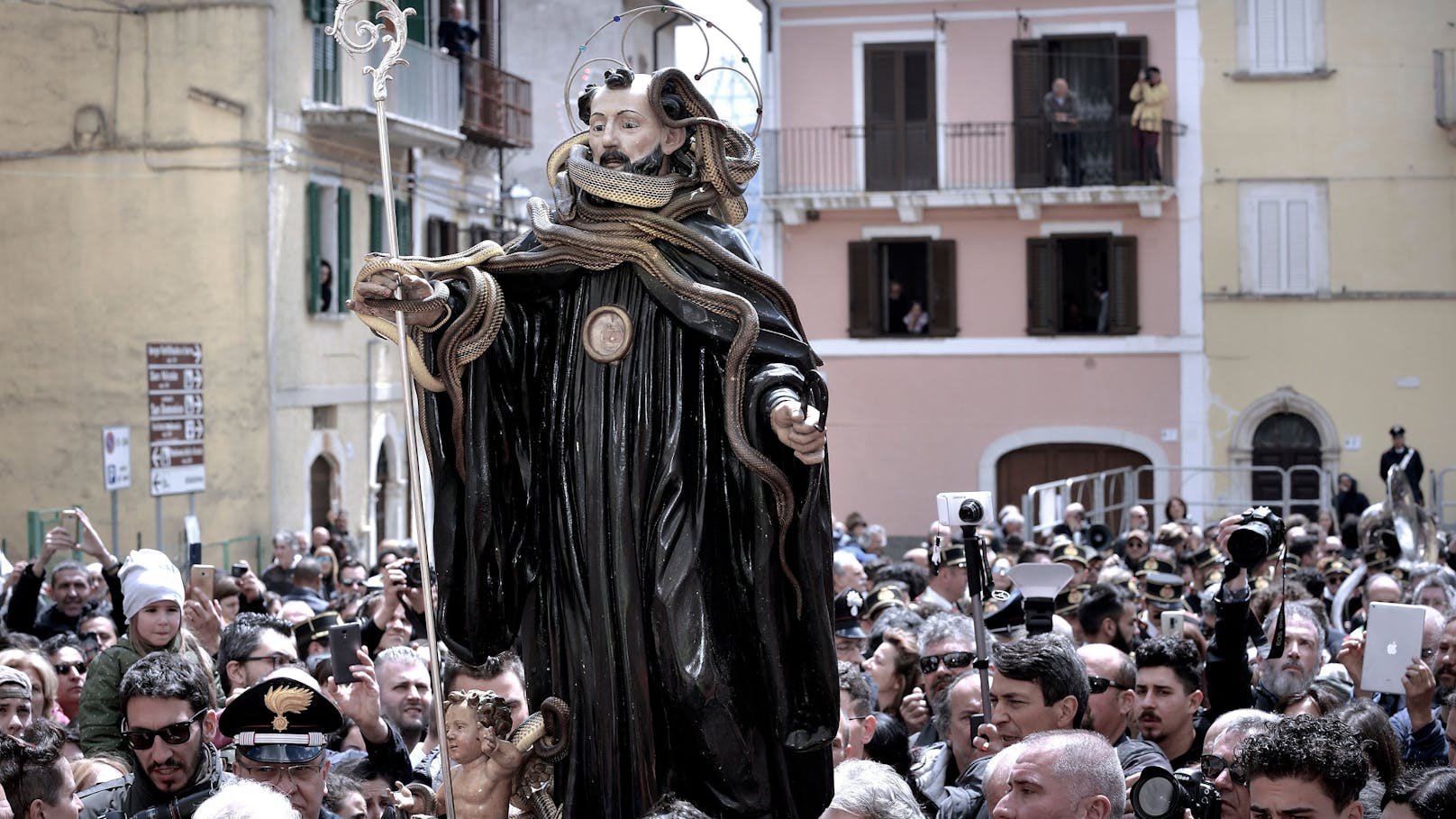 Am 01. Mai wird eine Heiligenstatue, bedeckt mit Schlangen, durch das italienische Bergdorf Cocullo getragen. 