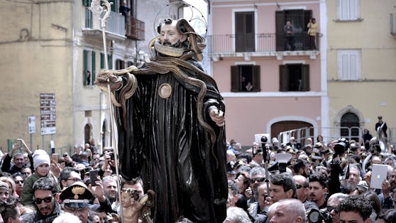 Am 01. Mai wird eine Heiligenstatue, bedeckt mit Schlangen, durch das italienische Bergdorf Cocullo getragen. 