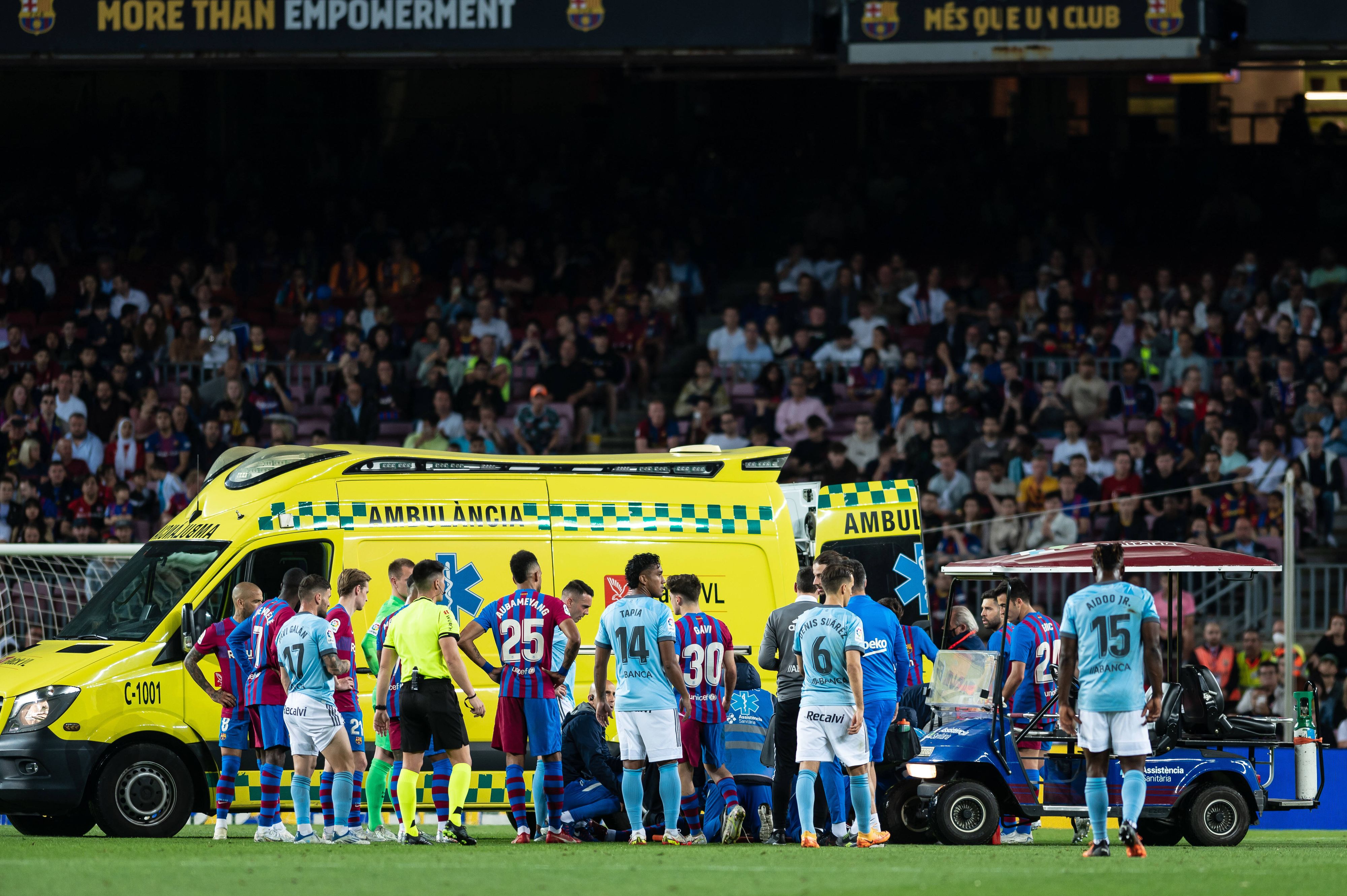 Barcelonas Ronald Araujo musste mit der Rettung vom Platz geführt werden. 