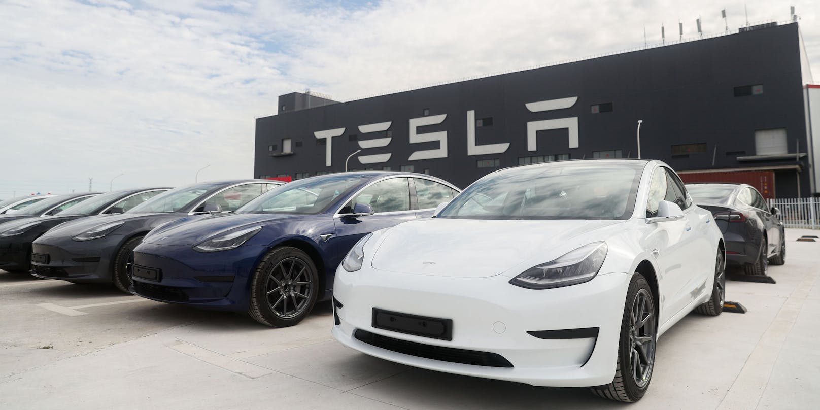 Der US-amerikanische Autohersteller Tesla kämpft mit Absatzproblemen.