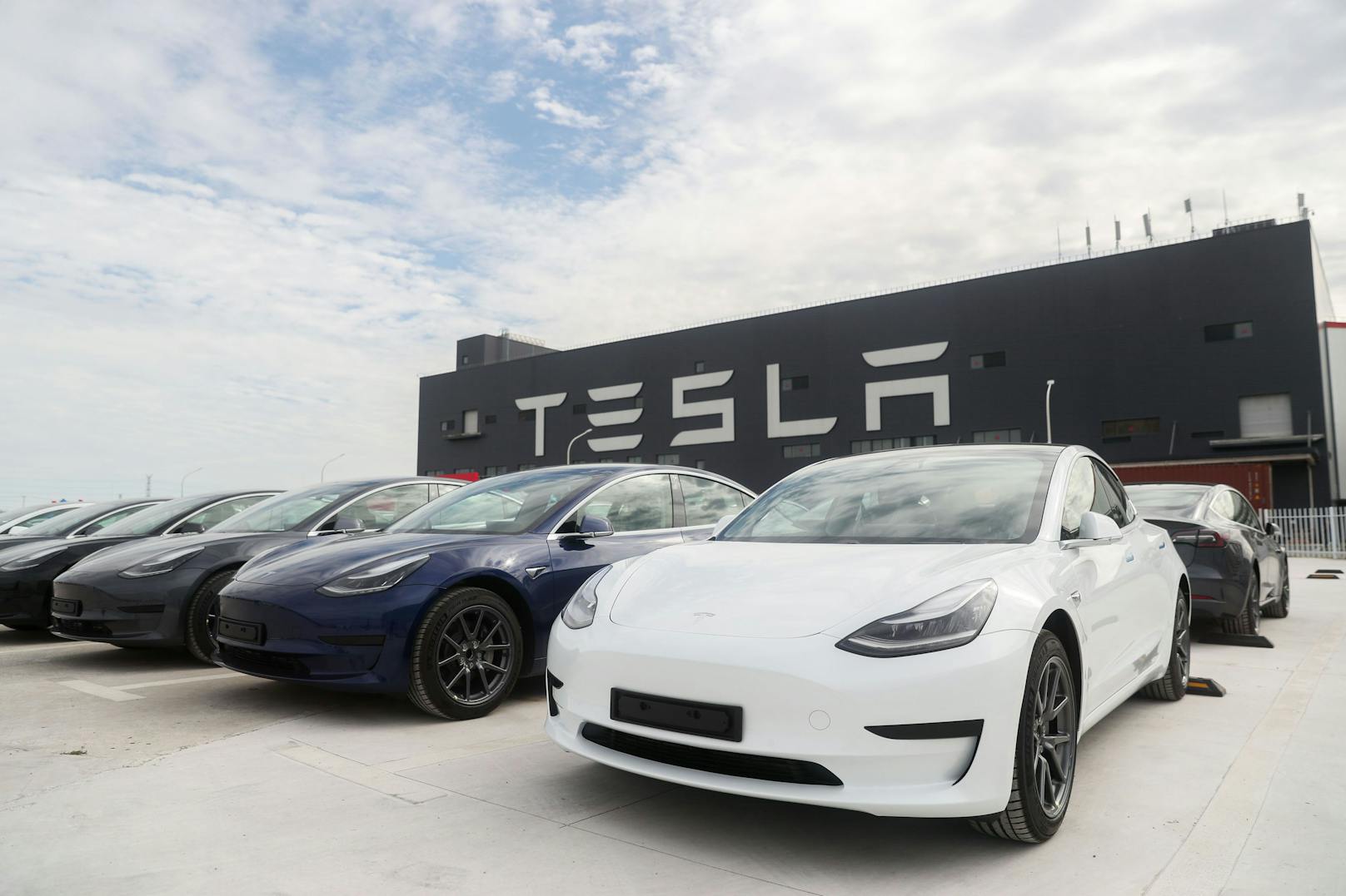 Überhitzungsgefahr! Tesla ruft 130.000 Fahrzeuge zurück
