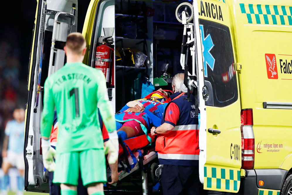 Ronald Araujo wird mit einem Krankenwagen aus dem Camp Nou gebracht.