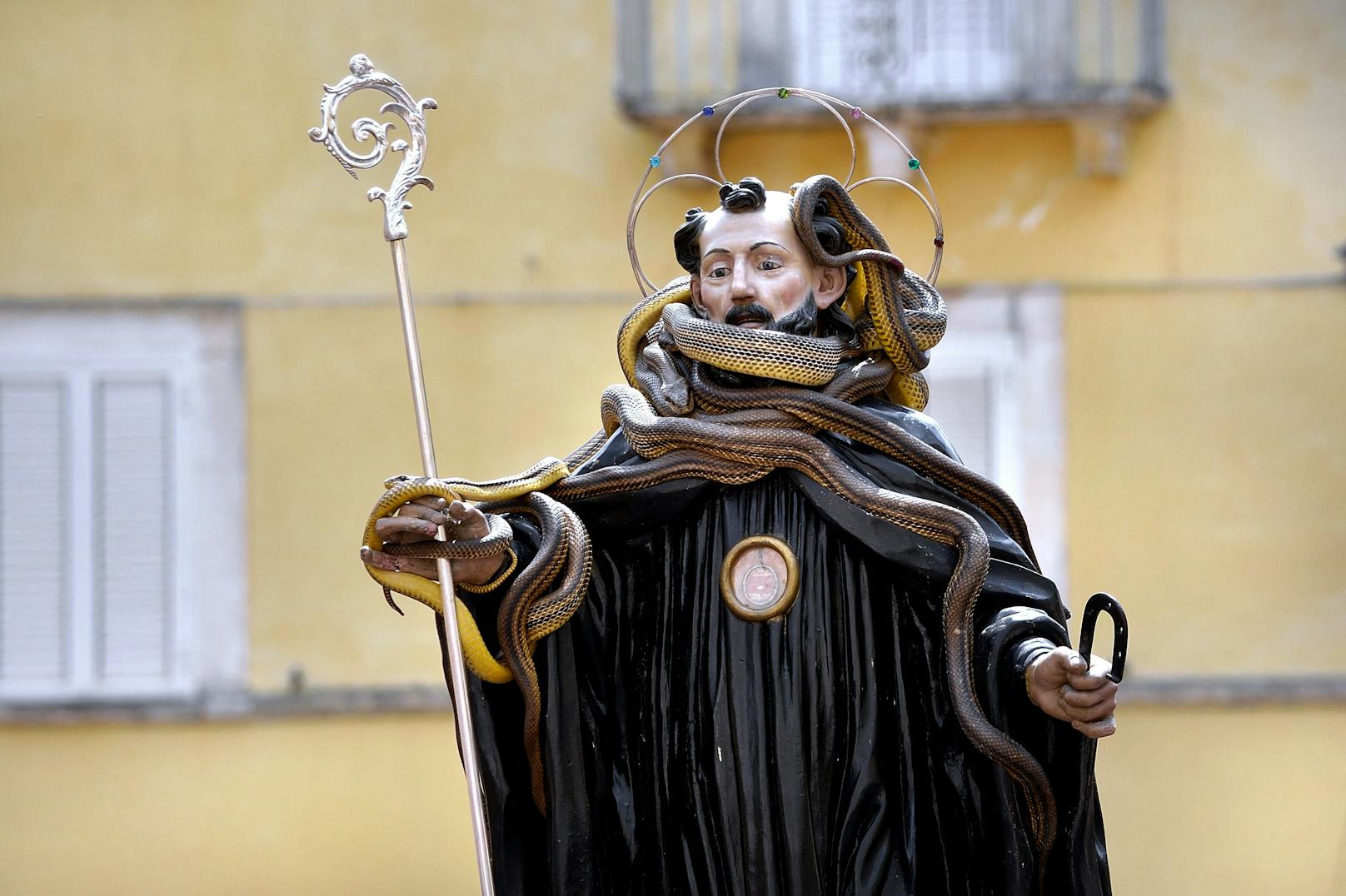 Die Statue des Einsiedlermönchs Dominikus von Sora wird mit Schlangen bedeckt und durch die Stadt getragen. 