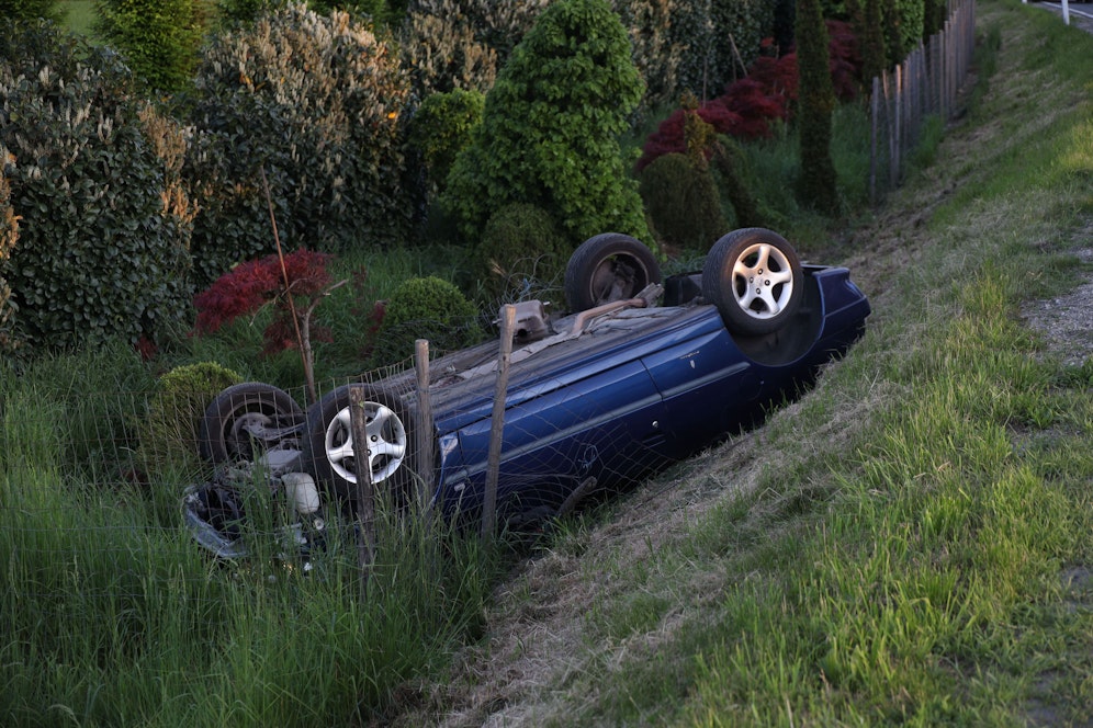 Das Auto blieb am Dach liegen.