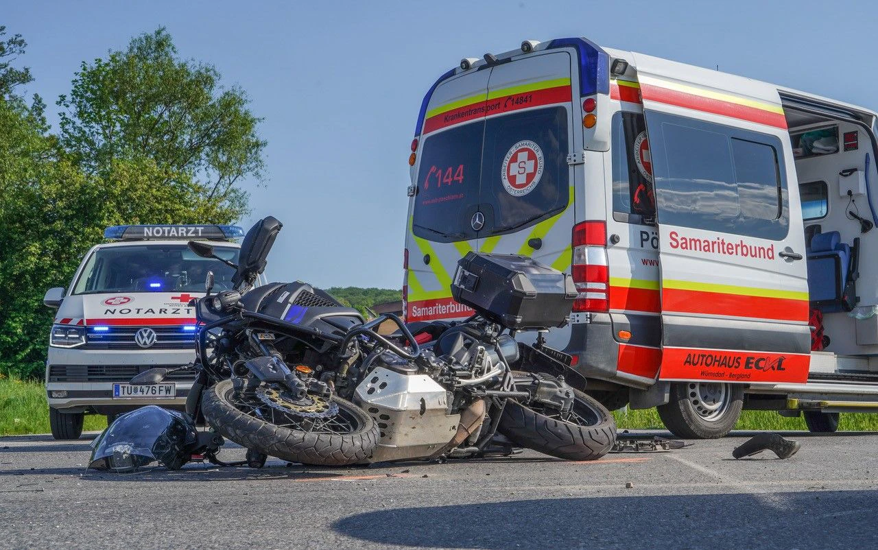 Die Einsatzkräfte nach dem Unfall vor Ort.