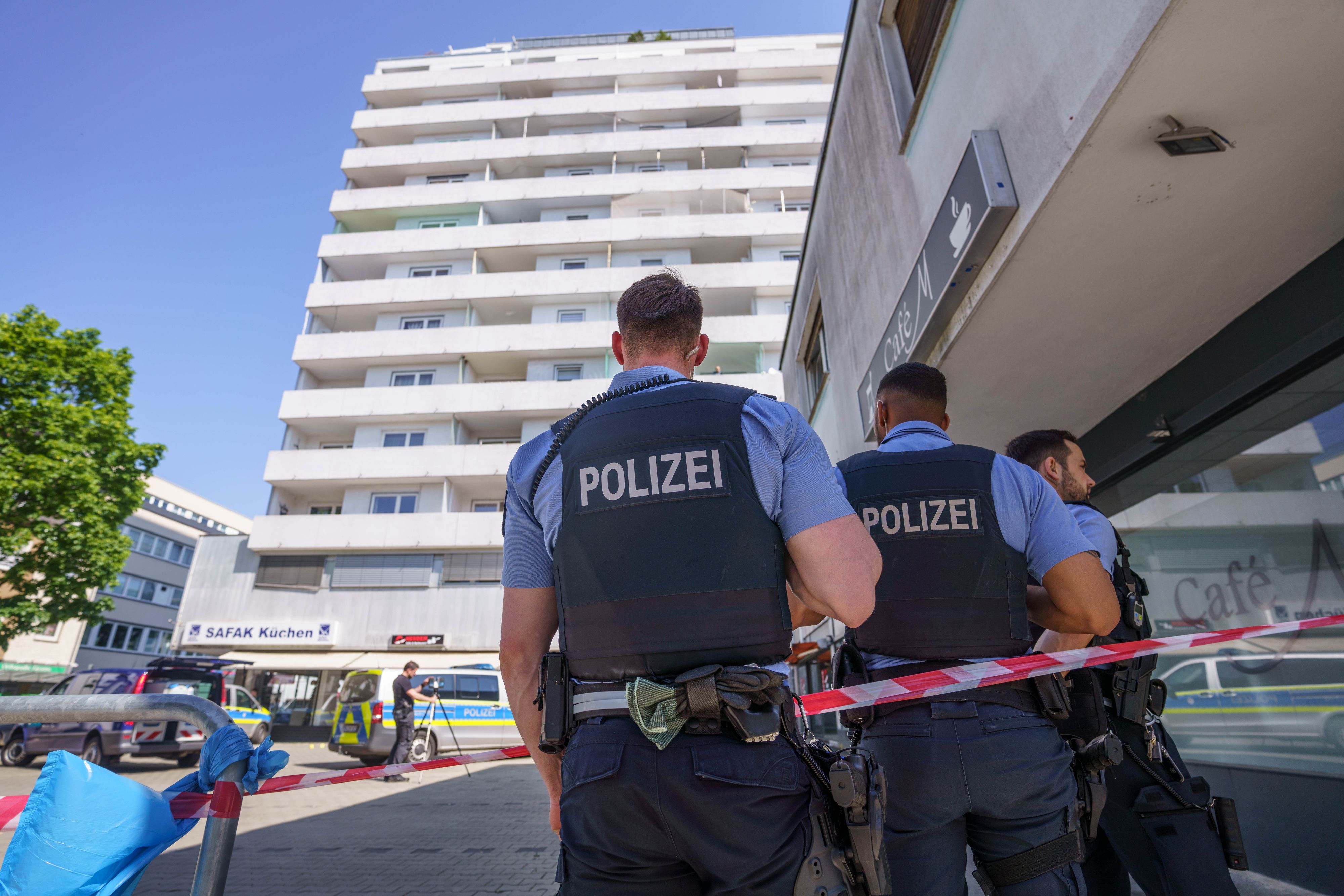 Download von www.picturedesk.com am 11.05.2022 (11:59).  11 May 2022, Hessen, Hanau: Police officers stand in front of a high-rise building in downtown Hanau, where a dead girl was found in the morning. In front of the house, a seriously injured boy was lying on the street. Photo: Frank Rumpenhorst/dpa - 20220511_PD1811 - Rechteinfo: Rights Managed (RM)