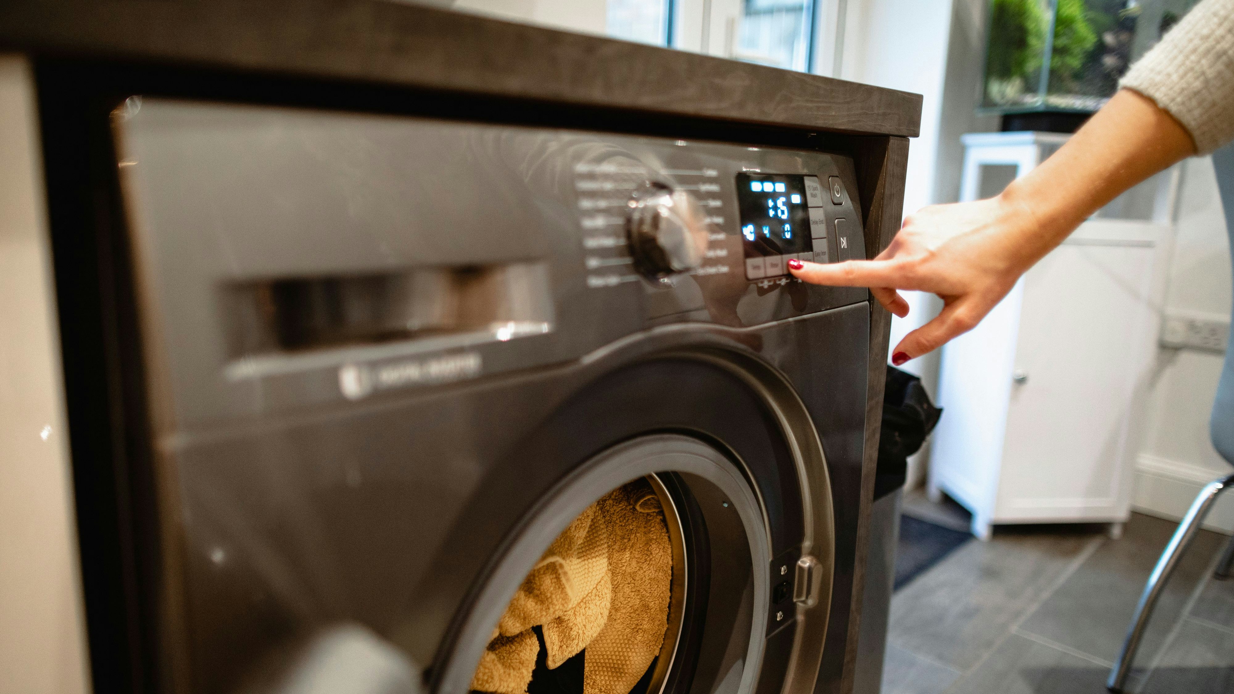 Im Haushalt bieten sich dafür vor allem rund ums Wasser Möglichkeiten zum Strom sparen an.