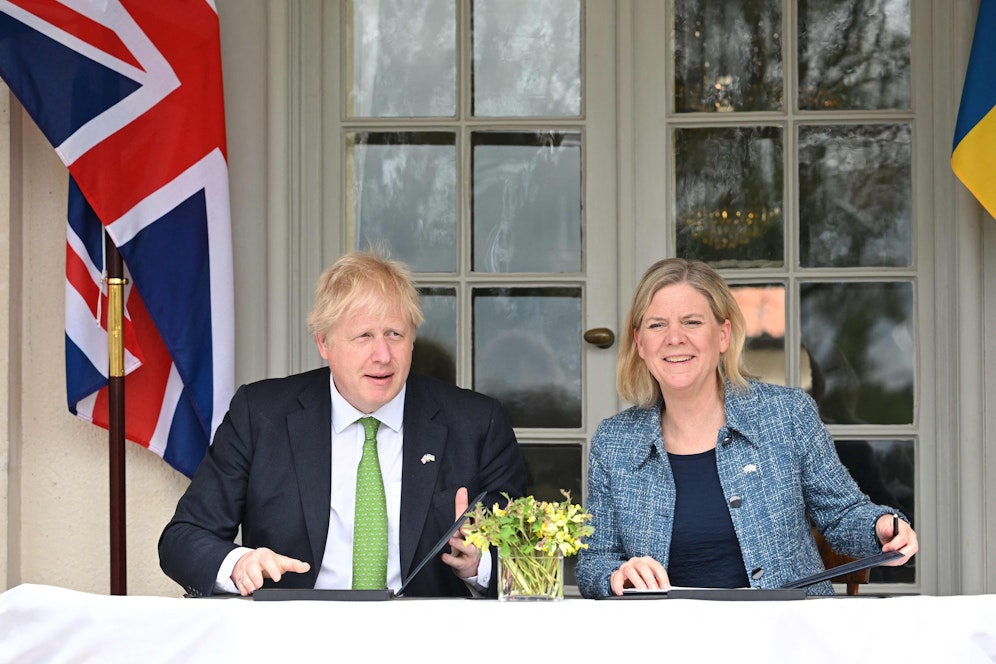 Boris Johnson und Magdalena Andersson unterzeichnen am Mittwoch die 