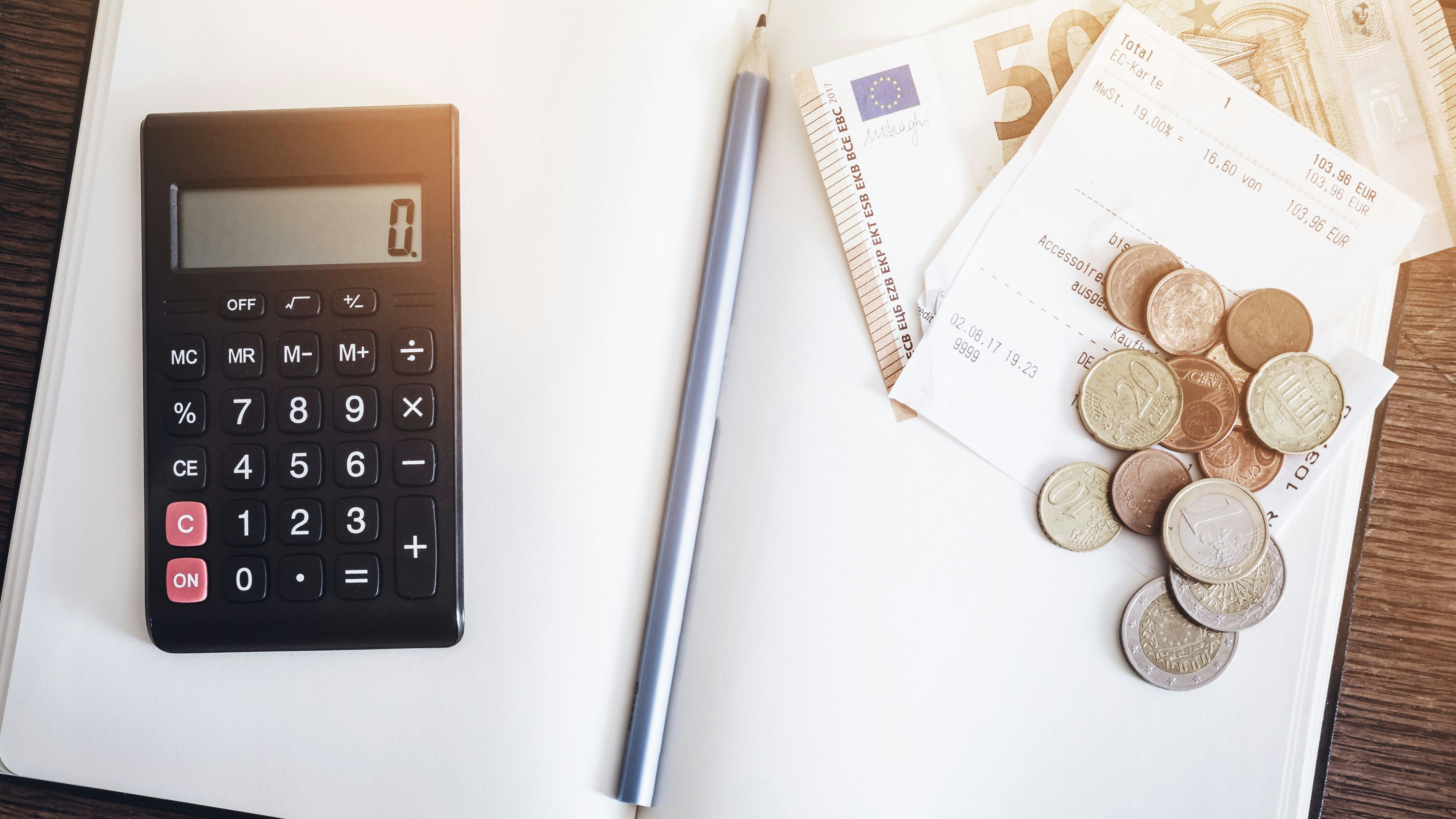 Ein Haushaltsbuch dokumentiert deine Einnahmen und Ausgaben.
