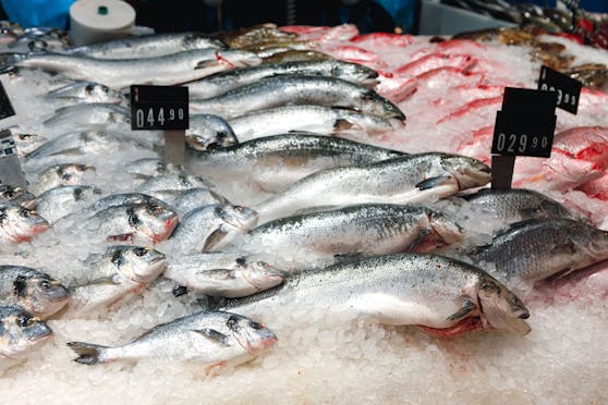 In einem Wiener Innenstadt-Supermarkt kaufte eine Kundin Fisch mit ungewünschter "Zutat": Ein Wurm schlängelte ihr entgegen.