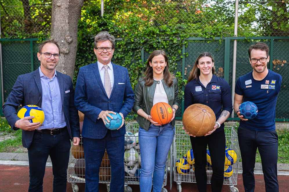 v.l.n.r.: Gernot Uhlir (Österr. Sporthilfe) , Bildungsminister Martin Polaschek, Jugendstaatssekretärin Claudia Plakolm, Judoka Michaela Polleres und Paralympic-Schwimmer Andy Onea.