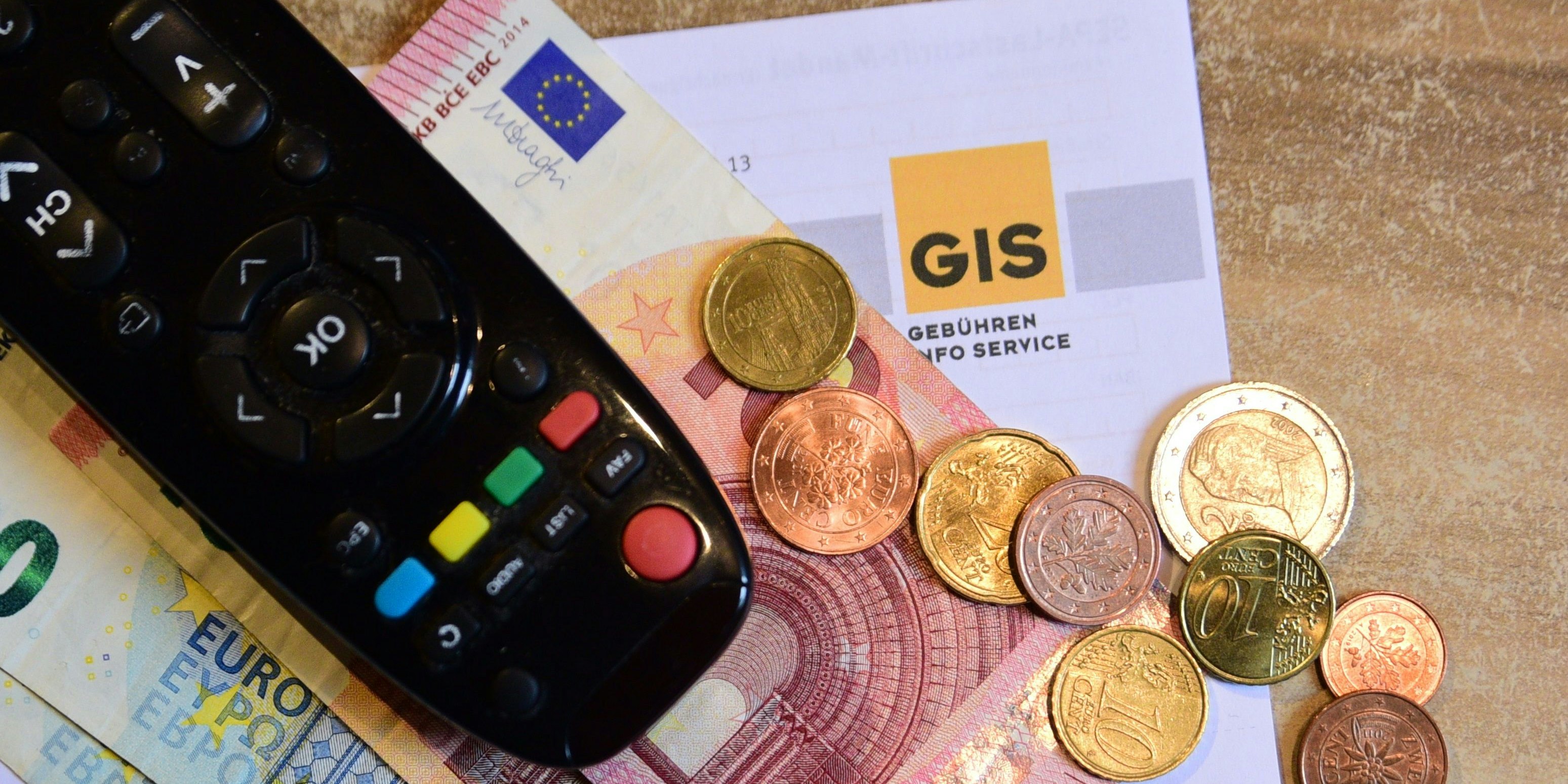 Obwohl sie noch nicht einmal die dürftige Grundversorgung erhalten haben, sollten die Flüchtlinge GIS zahlen.