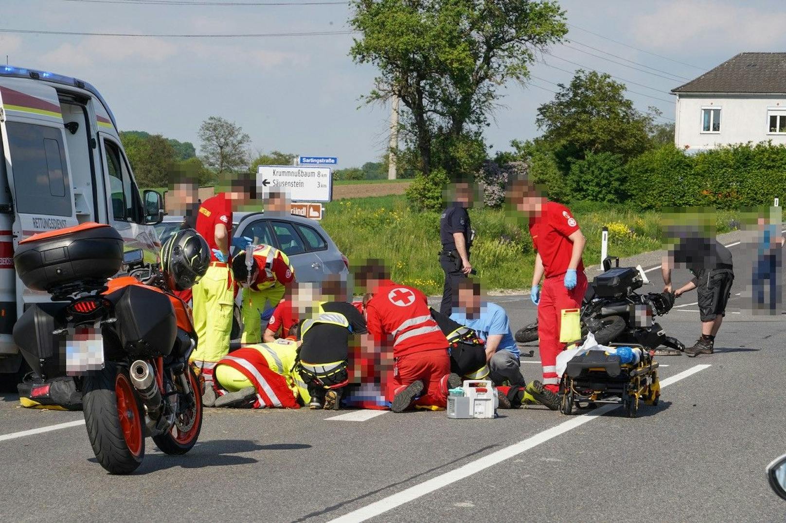 Einsatzkräfte nach schwerem Motorradunfall im Bezirk Melk im Einsat.z (Archivfoto)