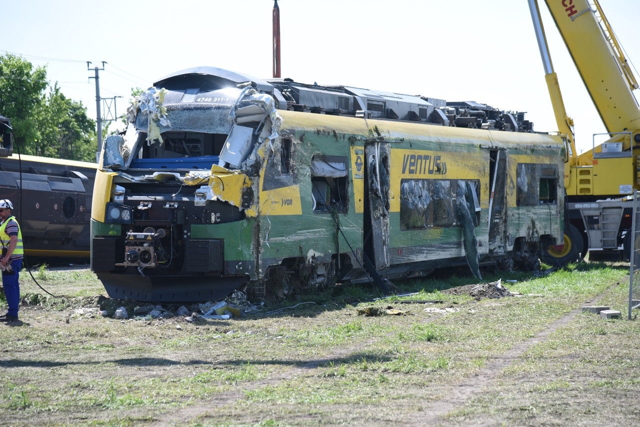 Nach dem Zugunglück waren die Bergungsarbeiten auch am Mittwoch im Gange.