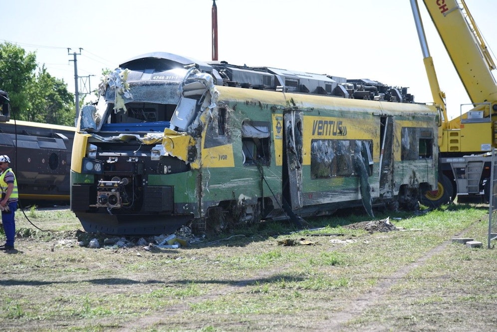 Nach dem Zugunglück waren die Bergungsarbeiten auch am Mittwoch im Gange.
