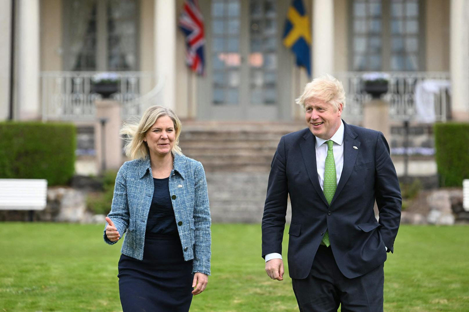 Der britische Premierminister Boris Johnson und die schwedische Premierministerin Magdalena Andersson machen einen Spaziergang, nachdem sie am&nbsp; in der Sommerresidenz des schwedischen Premierministers in Harpsund, eine Erklärung der politischen Solidarität unterzeichnet haben.