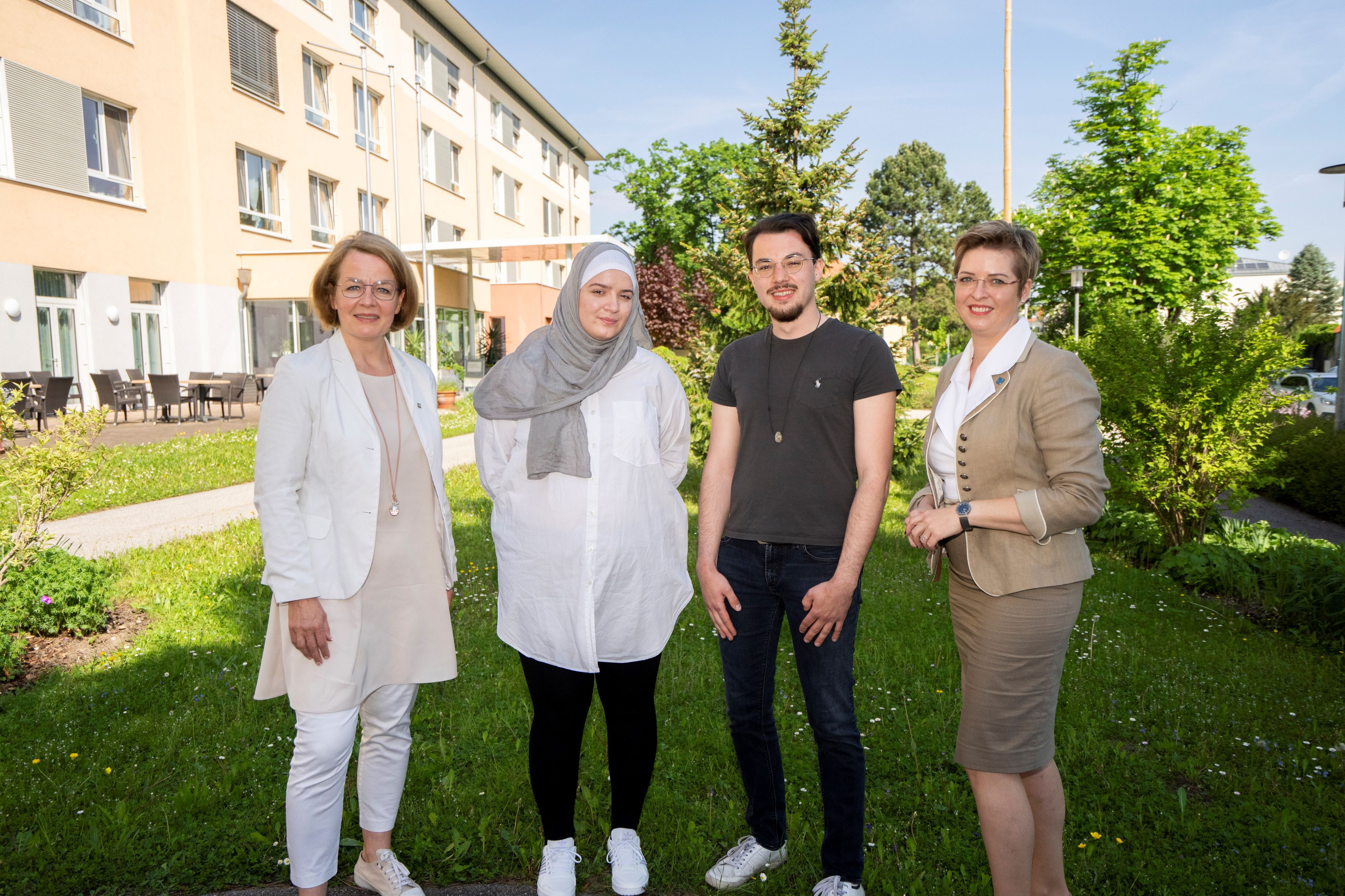 Sozial-Landesrätin Christiane Teschl-Hofmeister, Auszubildende zur PFA Adela Krezovic,  Auszubildender zum PFA Florens Hubmayer, Susanne Gröschel (Landesgesundheitsagentur) 