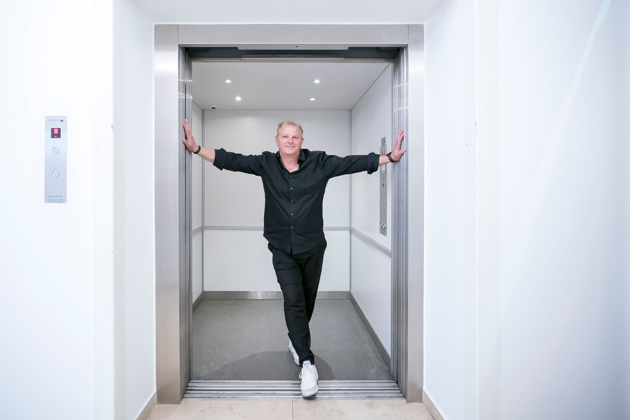 interview und fototermin mit burgtheater direktor martin kusej, mit amra duric, 20220511 foto: helmut graf/tageszeitung heute