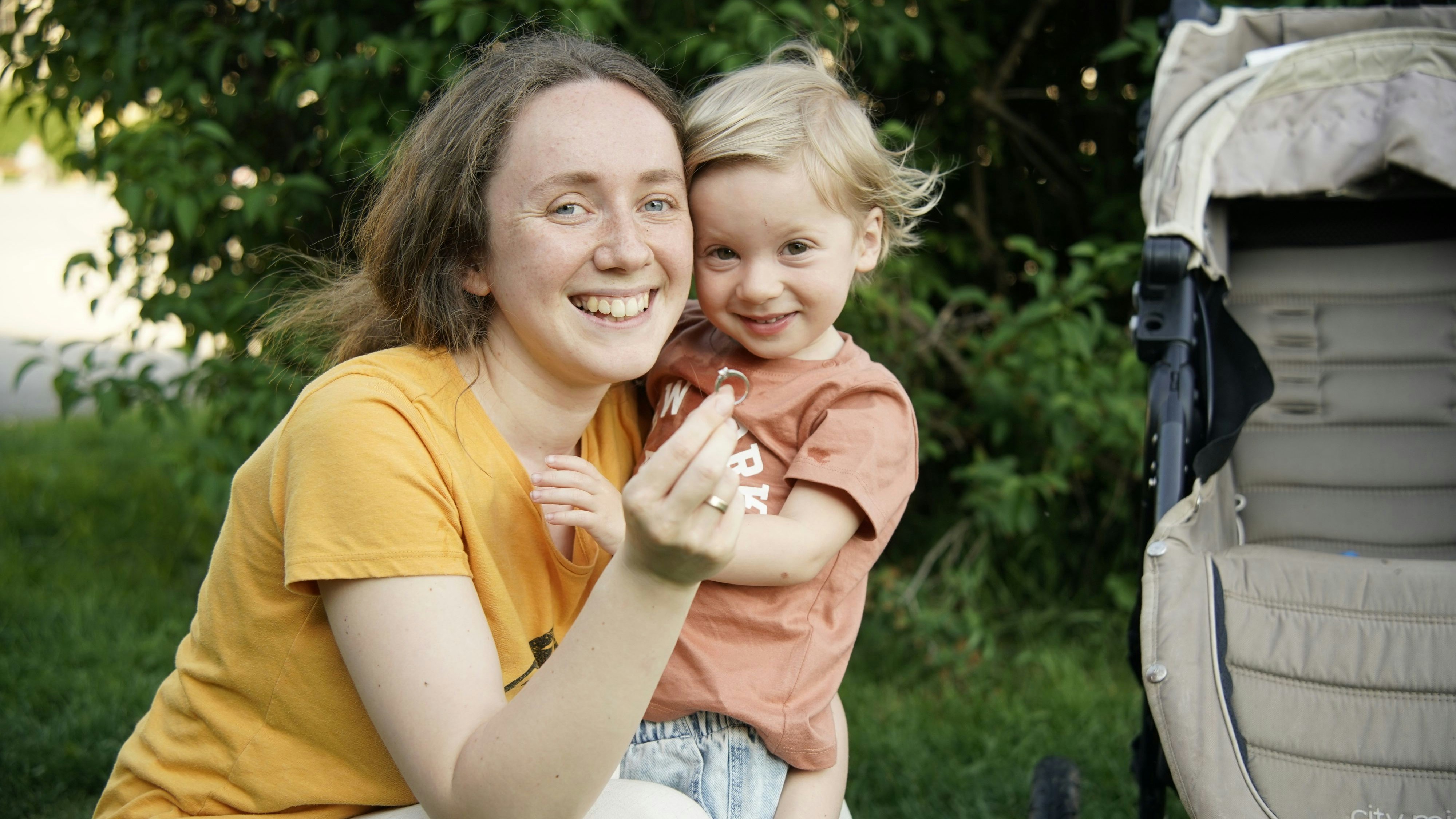 Iryna (28) und ihr Sohn freuen sich, dass der Ring zurück ist. 