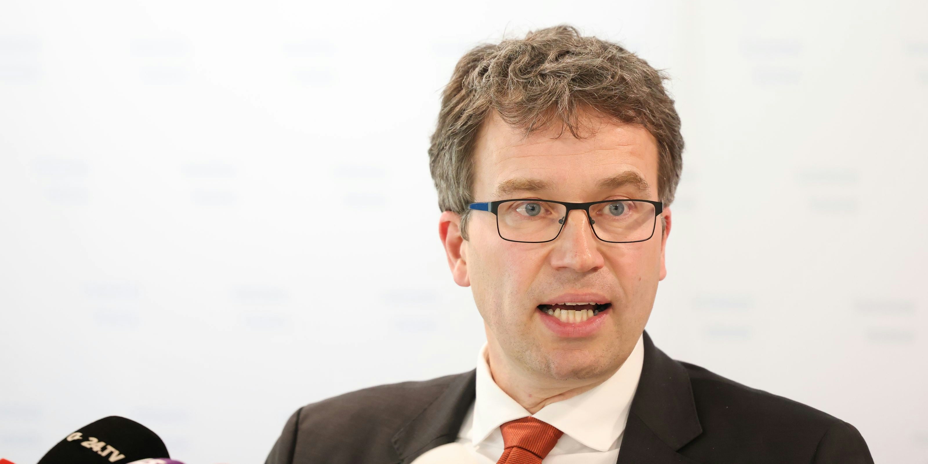 AMS-Chef Johannes Kopf fordert via Twitter, die Kurzarbeit einzuschränken.