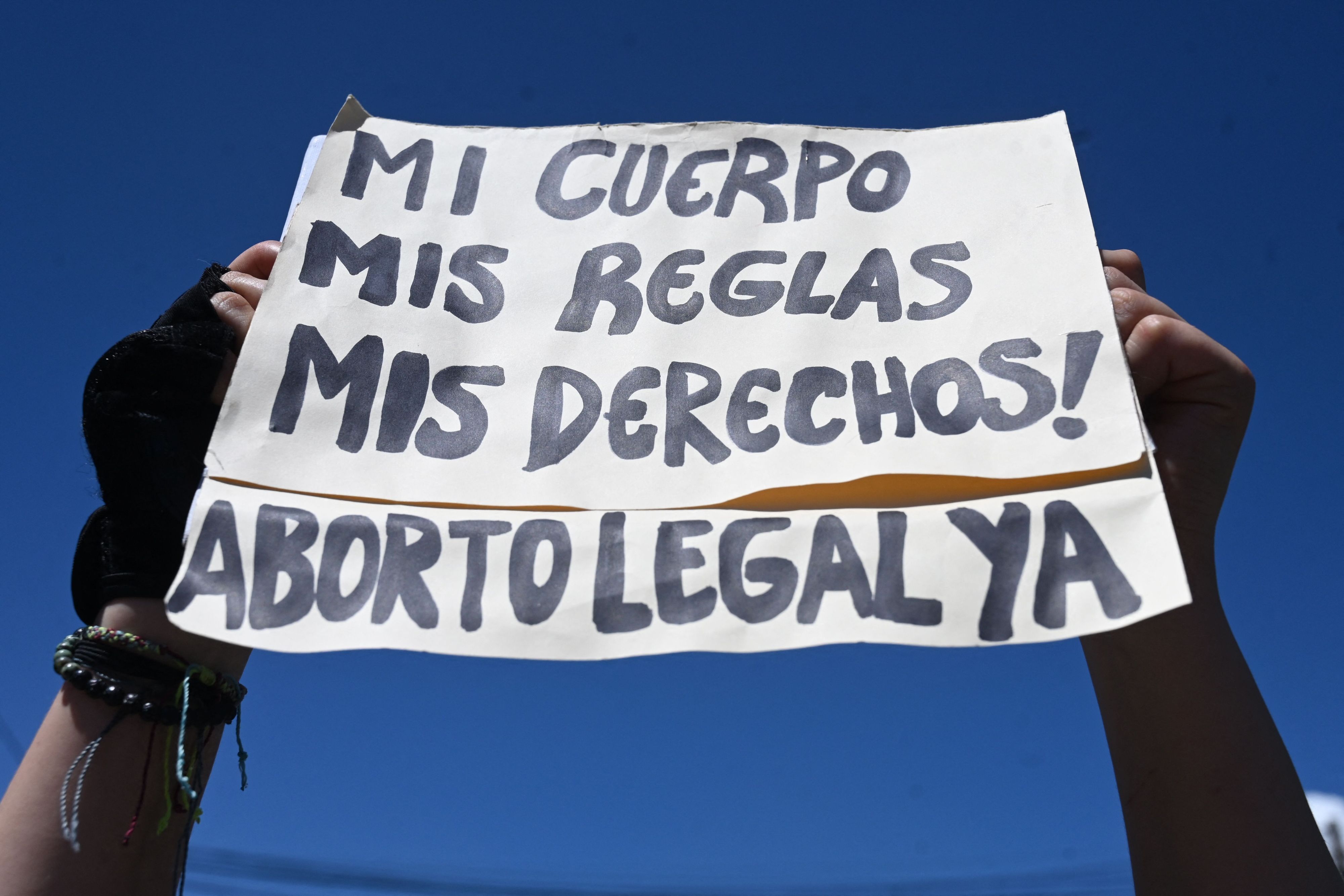 Download von www.picturedesk.com am 12.05.2022 (13:35).  A woman holds a sign reading My body, my rules, my rights! Legal abortion now! during a march demanding the decriminalization of abortion on the Global Day of Action for Legal and Safe Abortion in Latin America and the Caribbean, in San Salvador, on September 28, 2021. (Photo by MARVIN RECINOS / AFP) - 20210928_PD10313 - Rechteinfo: Rights Managed (RM) Nur fÃ¼r redaktionelle Nutzung! Werbliche Nutzung erfordert Freigabe: bitte schicken Sie uns eine Anfrage.