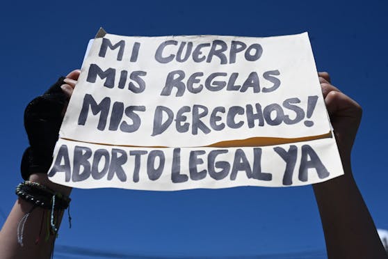 Eine Frau hält ein Schild mit der Aufschrift "Mein Körper, meine Regeln, meine Rechte! Legale Abtreibung jetzt!" während einer Demonstration, die die Entkriminalisierung der Abtreibung fordert.