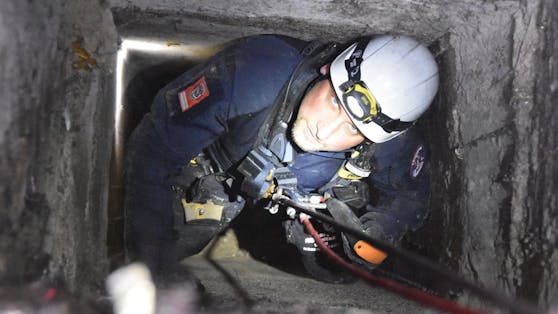 Der Verlobungsring einer jungen Ukrainerin war in einen Schacht gefallen – die Feuerwehr kam zur Hilfe.