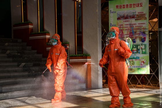 Mitarbeiter versprühen Desinfektionsmittel im Rahmen von Präventivmaßnahmen gegen das Coronavirus Covid-19 im Kaufhaus Yokjon in Pjöngjang.