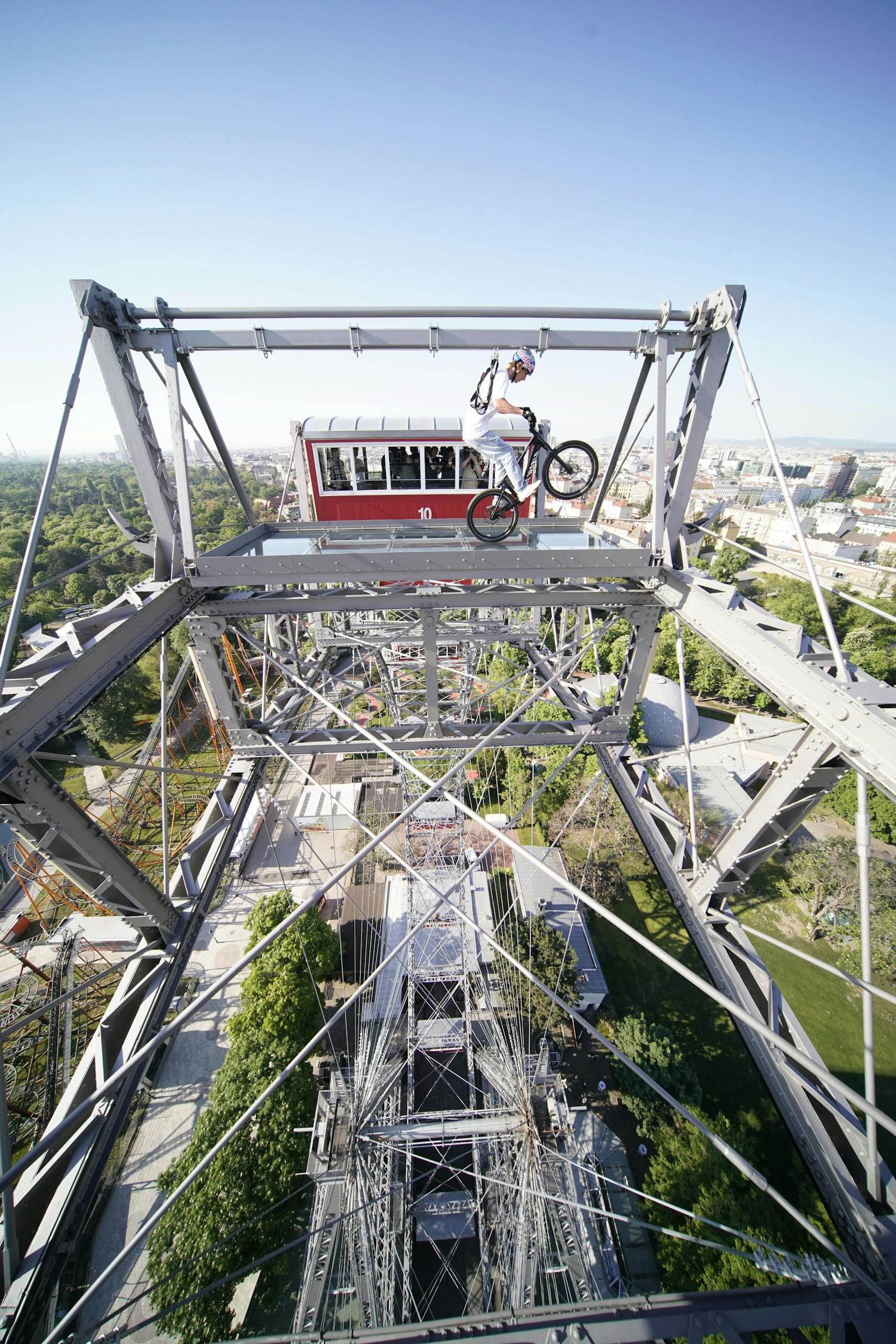 Mountainbike-Weltstar Fabio Wibmer balancierte mit seinem Bike in über 65 Meter Höhe am Wiener Riesenrad und läutete die Masters of Dirt Saison 2022 mit einem Paukenschlag ein.