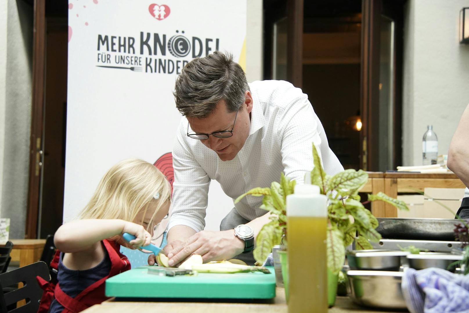 Zum Knödel kochen haben die Österreichischen Kinderfreunde eingeladen.