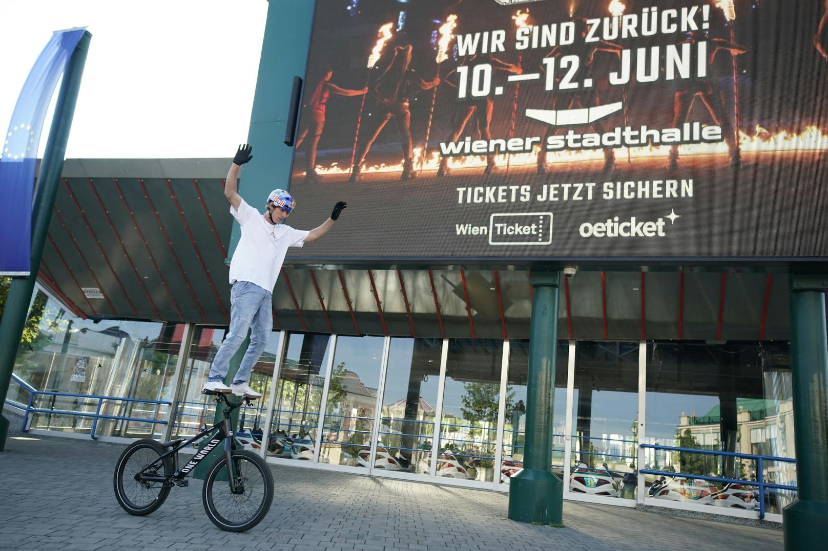 Mountainbike-Weltstar Fabio Wibmer balancierte mit seinem Bike in über 65 Meter Höhe am Wiener Riesenrad und läutete die Masters of Dirt Saison 2022 mit einem Paukenschlag ein.