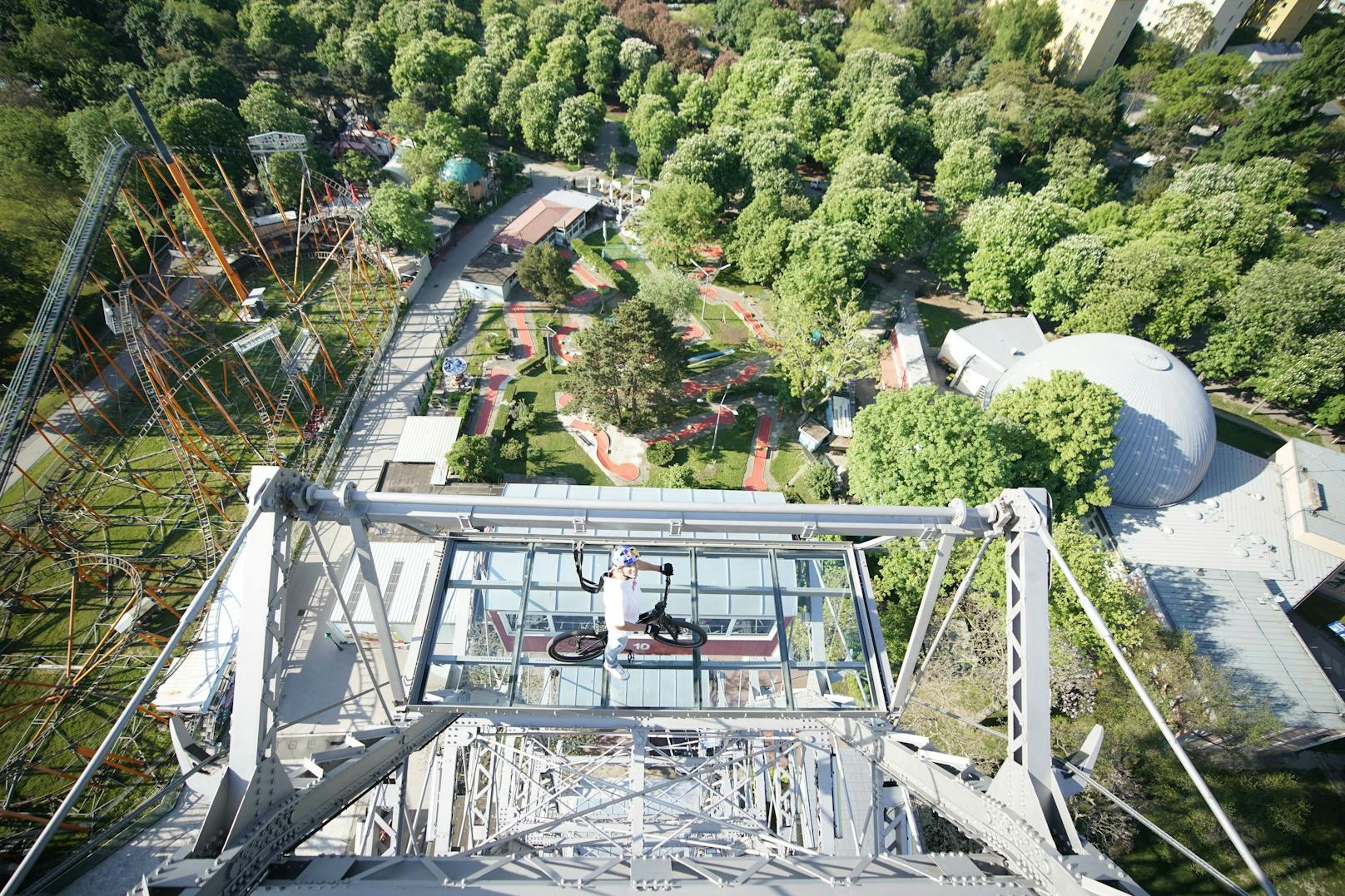 Mountainbike-Weltstar Fabio Wibmer balancierte mit seinem Bike in über 65 Meter Höhe am Wiener Riesenrad und läutete die Masters of Dirt Saison 2022 mit einem Paukenschlag ein.