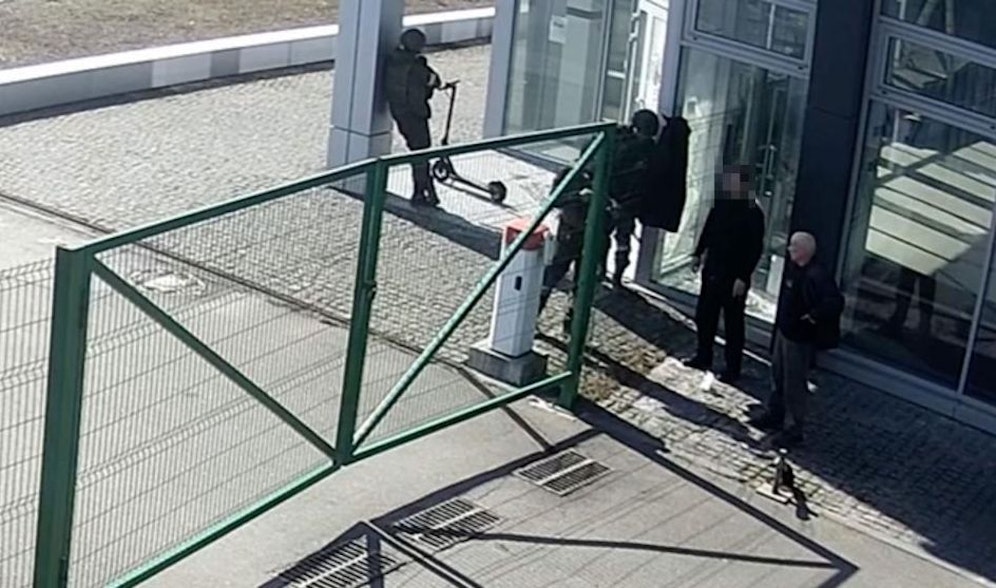 Die beiden Zivilisten scheinen mit den Soldaten das Gespräch zu suchen.