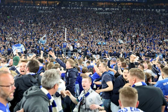Bei der Schalke-Aufstiegsparty wäre es beinahe zu einer Katastrophe gekommen. 