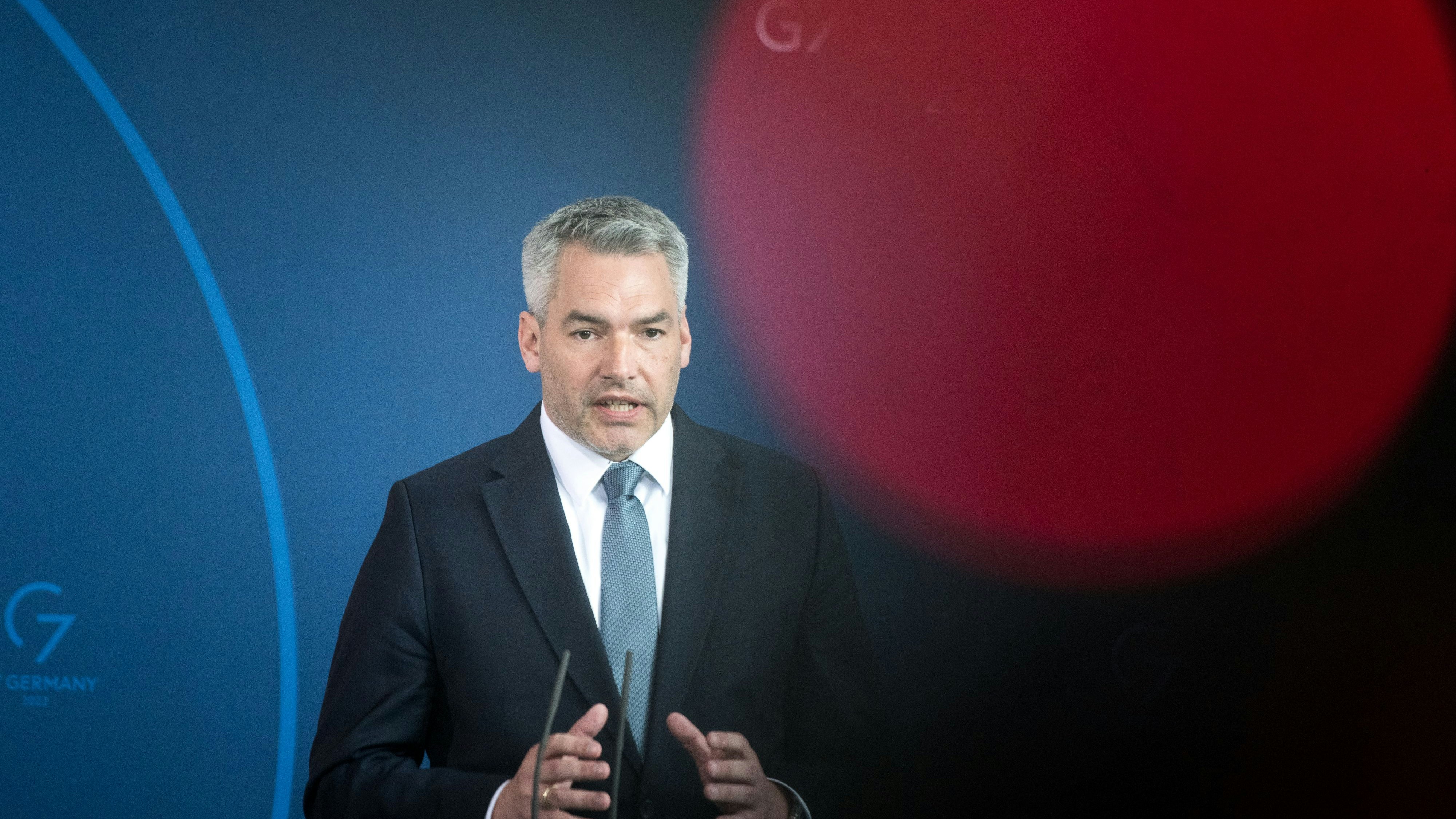 Download von www.picturedesk.com am 12.05.2022 (21:02).  31 March 2022, Berlin: Austrian Chancellor Karl Nehammer during a press conference with German Chancellor Scholz at the Chancellery. The two leaders are meeting against the backdrop of possible natural gas shortfalls in Europe if Russia decides to halt its natural gas exports to Europe. Meanwhile, the Russian military intervention in Ukraine enters its sixth week. Photo: Steffi Loos/Getty Images Europe/Pool/dpa - 20220331_PD6231 - Rechteinfo: Rights Managed (RM)