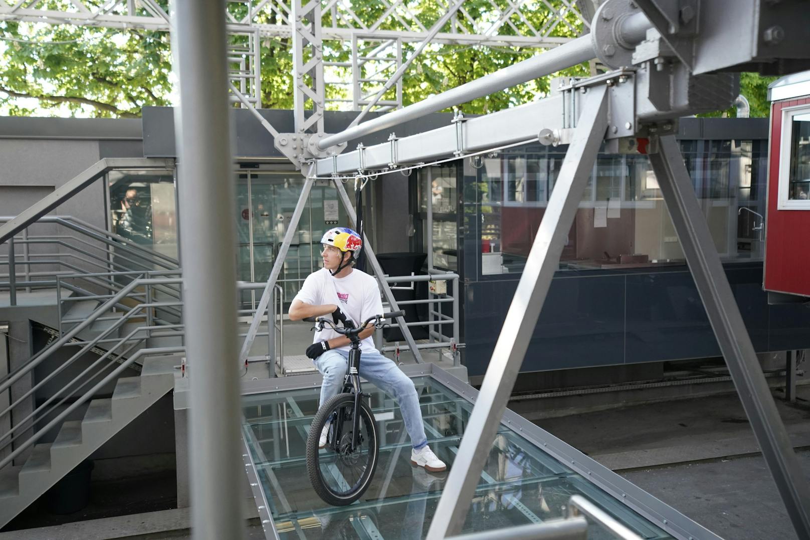 Mountainbike-Weltstar Fabio Wibmer balancierte mit seinem Bike in über 65 Meter Höhe am Wiener Riesenrad und läutete die Masters of Dirt Saison 2022 mit einem Paukenschlag ein.