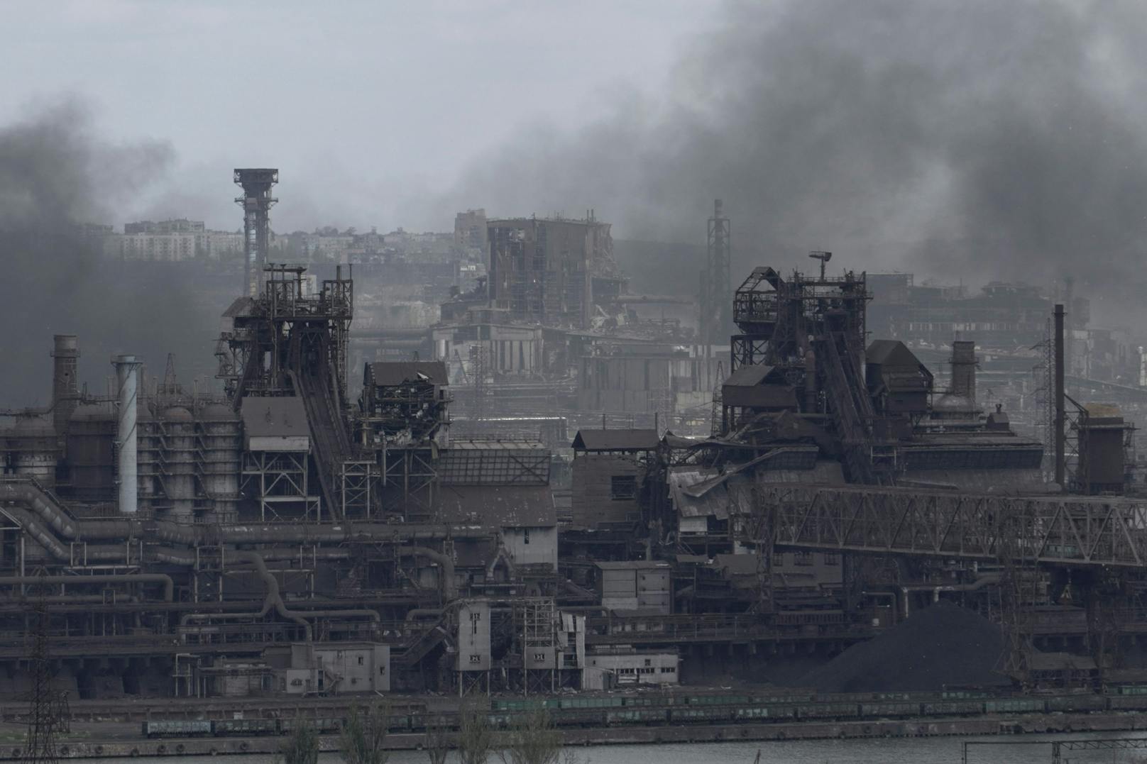 Die ukrainische Führung schlägt dem russischen Militär ein Tauschgeschäft für die im Stahlwerk Azovstal in Mariupol verschanzten letzten Verteidiger der Hafenstadt vor.