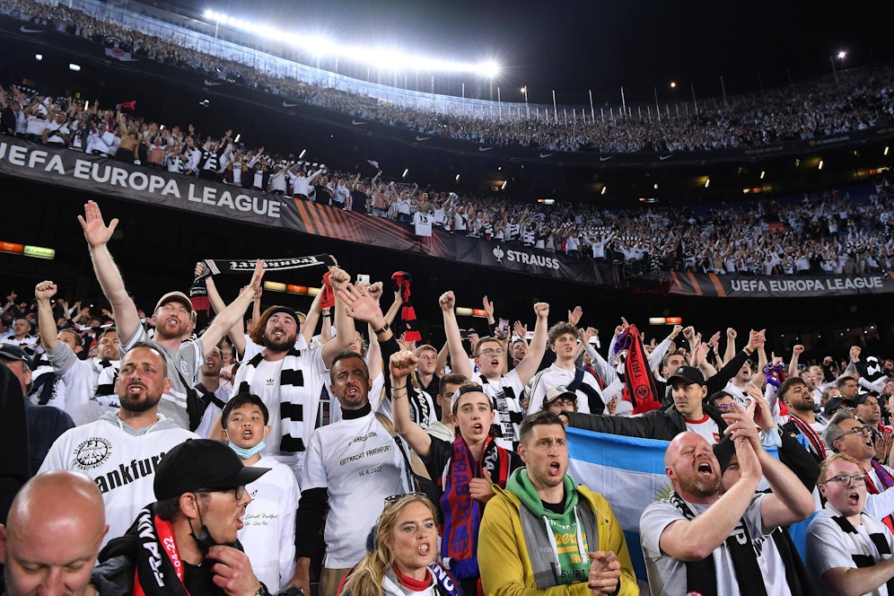 25.000 Frankfurt-Fans pilgerten nach Barcelona. Ein Sonderzug zum Europa-League-Finale nach Sevilla kommt nun nicht zustande. 