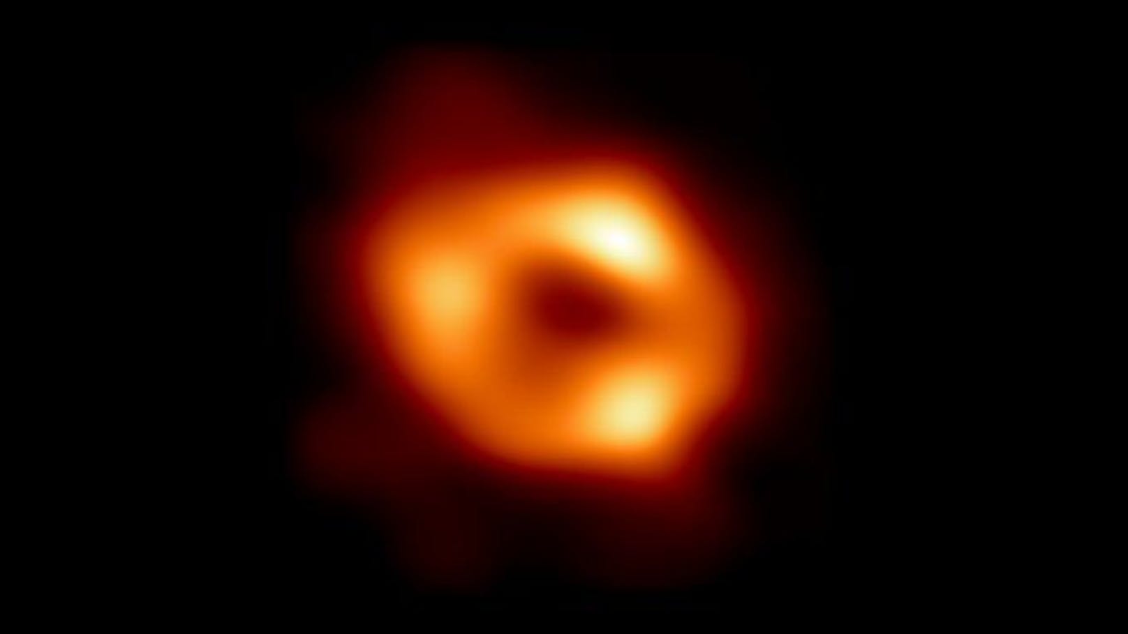 Am Donnerstag haben Astronominnen und Astronomen erstmals eine Aufnahme des Schwarzen Lochs im Zentrum der Milchstraße präsentiert.