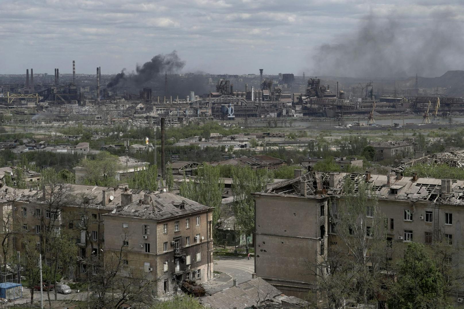 Die ukrainische Führung schlägt dem russischen Militär ein Tauschgeschäft für die im Stahlwerk Azovstal in Mariupol verschanzten letzten Verteidiger der Hafenstadt vor.