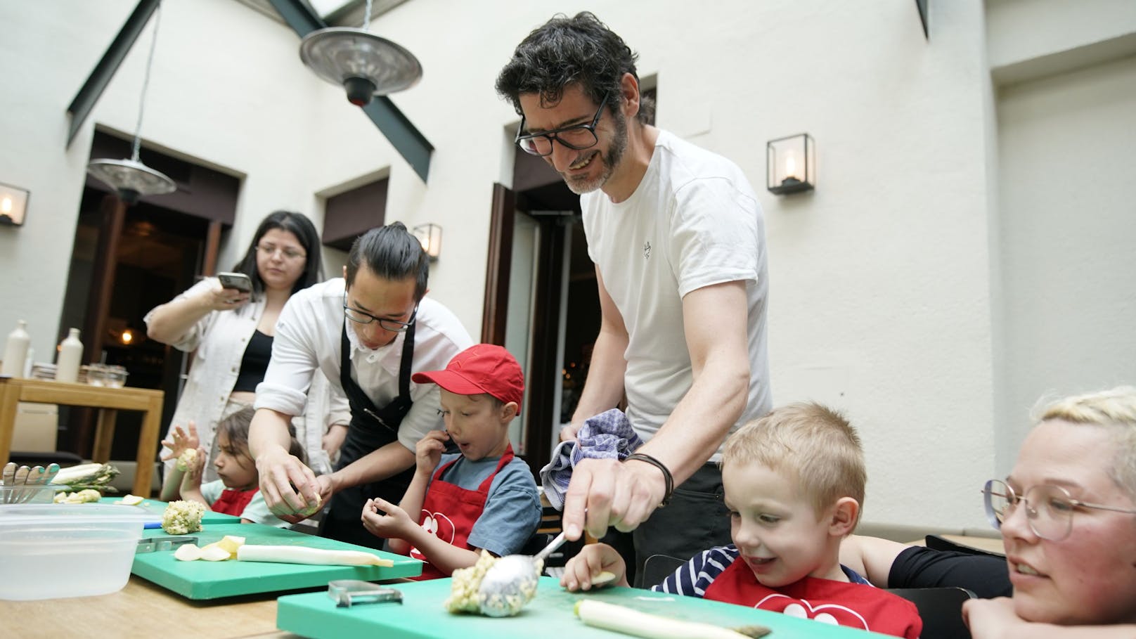 Der vegetarische Gourmet-Koch Paul Ivic kocht mit Kindern Knödel.