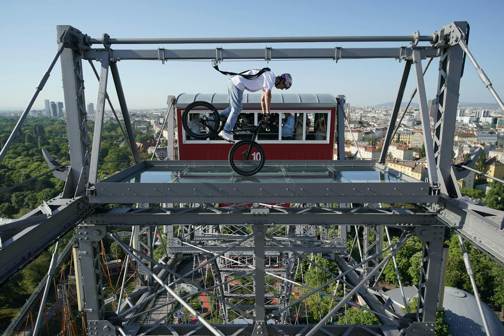 Mountainbike-Weltstar Fabio Wibmer balancierte mit seinem Bike in über 65 Meter Höhe am Wiener Riesenrad und läutete die Masters of Dirt Saison 2022 mit einem Paukenschlag ein.