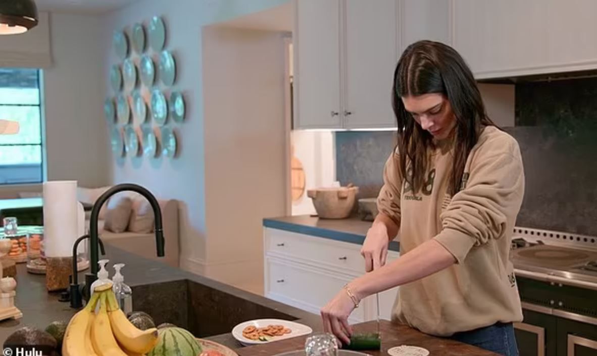 Kendall Jenner weiß nicht, wie man eine Gurke schneidet.