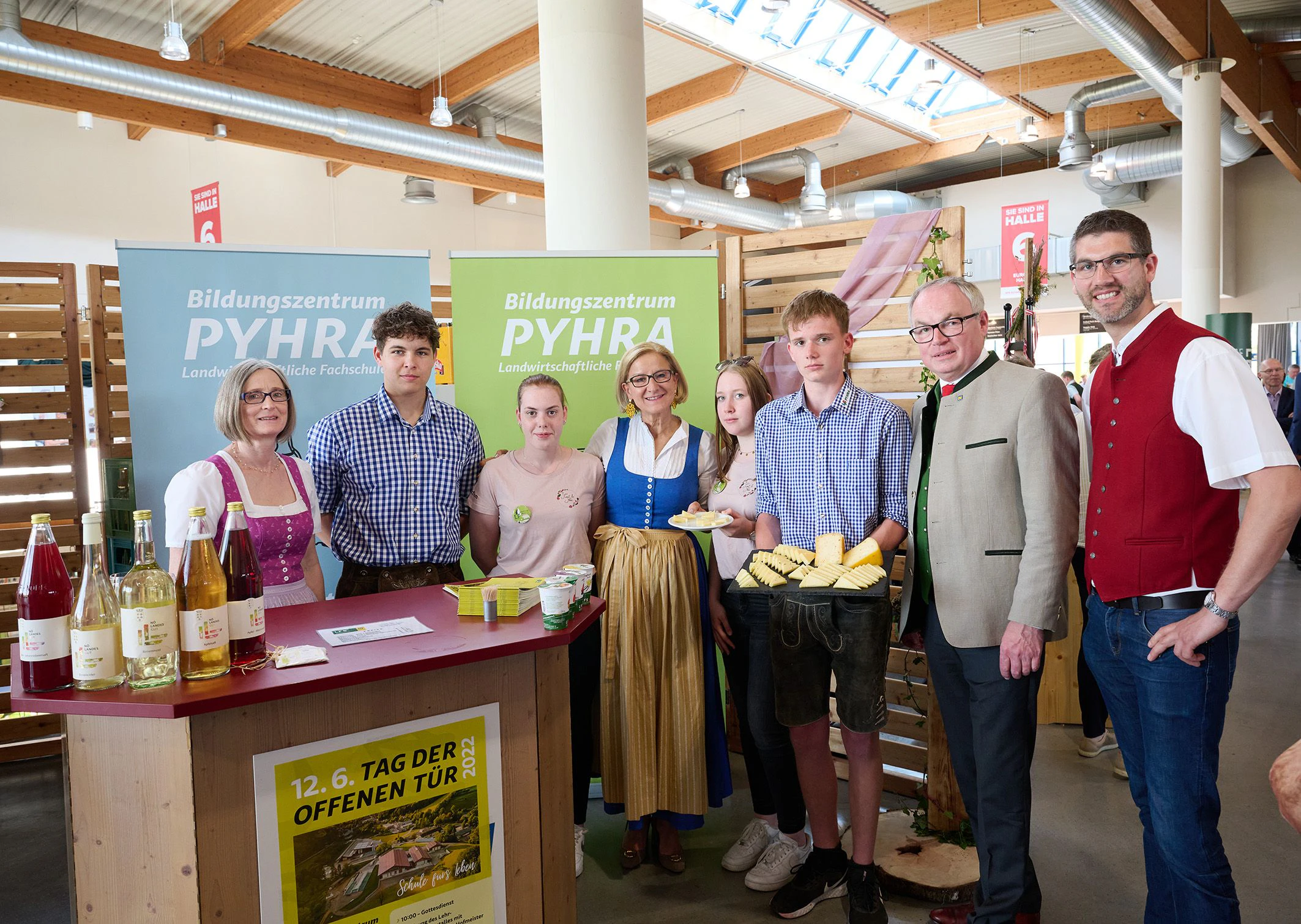 Kasermandl in Gold in der Kategorie „Frischkäse Erlauftaler Art“ ging an Thomas Langeneder aus Bergland: Messepräsident Uwe Scheutz, Landeshauptfrau Johanna Mikl-Leitner, Thomas Langeder, LH-Stellvertreter Stephan Pernkopf und LKNÖ-Präsident Johannes Schmuckenschlager (v.l.n.r.).