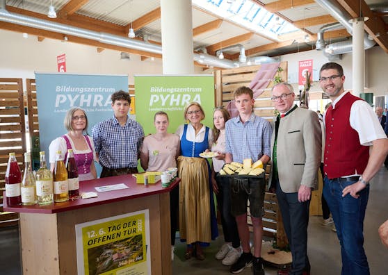 Beim Messerundgang besuchten Landeshauptfrau Johanna Mikl-Leitner und LH-Stellvertreter Stephan Pernkopf unter anderem den Stand des Bildungszentrums Pyhra.
