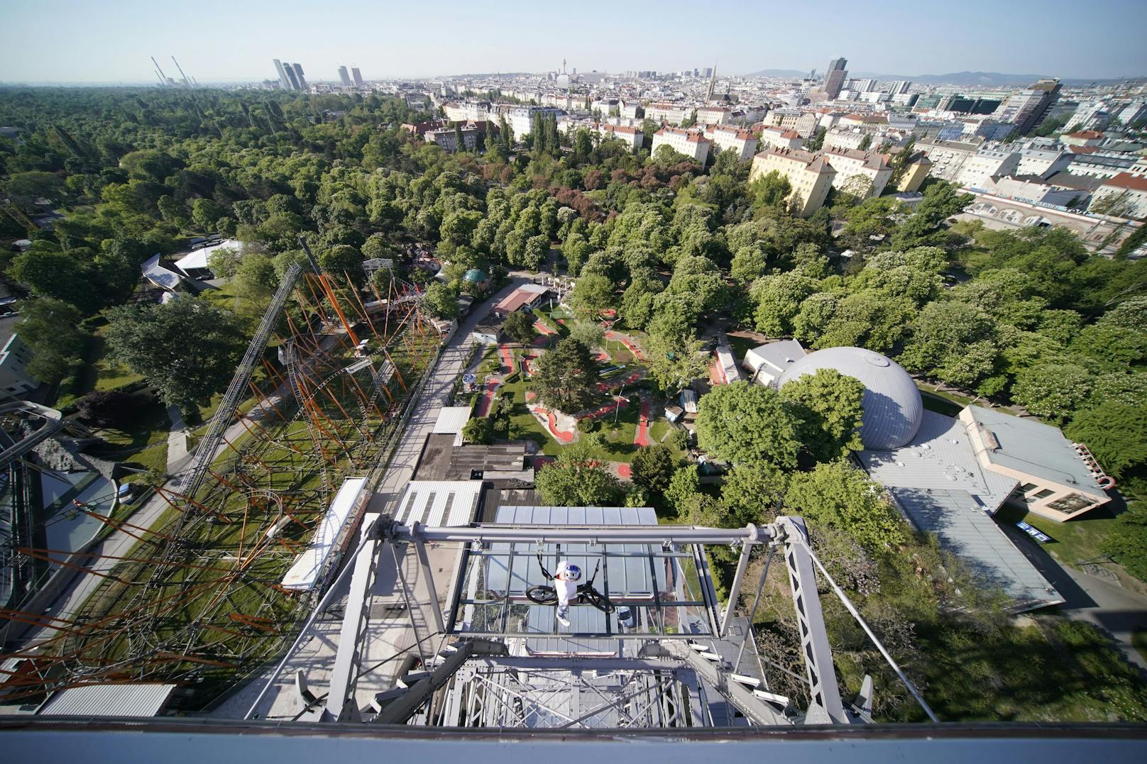 Mountainbike-Weltstar Fabio Wibmer balancierte mit seinem Bike in über 65 Meter Höhe am Wiener Riesenrad und läutete die Masters of Dirt Saison 2022 mit einem Paukenschlag ein.