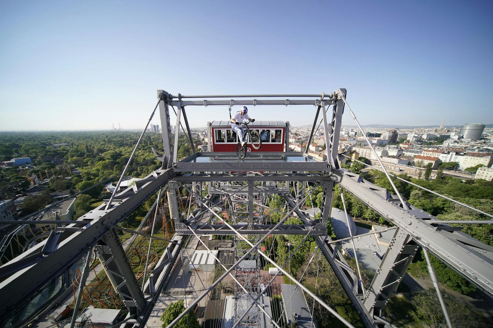 Mountainbike-Weltstar Fabio Wibmer balancierte mit seinem Bike in über 65 Meter Höhe am Wiener Riesenrad und läutete die Masters of Dirt Saison 2022 mit einem Paukenschlag ein.