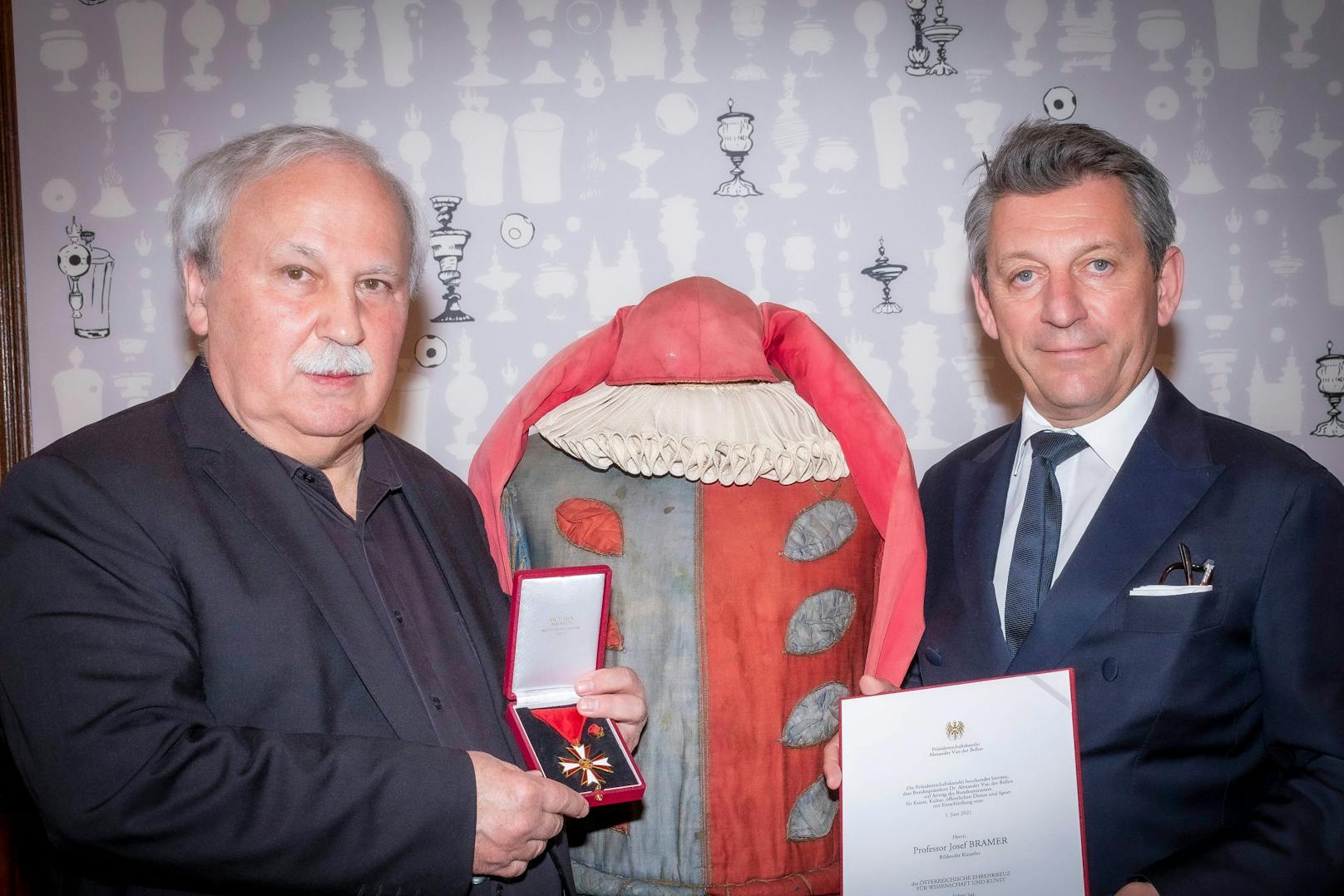 Der Maler Josef Bramer, hier mit Jürgen Meindl Sektionschef Kunst/Kultur, erhielt in Wien das Ehrenkreuz.