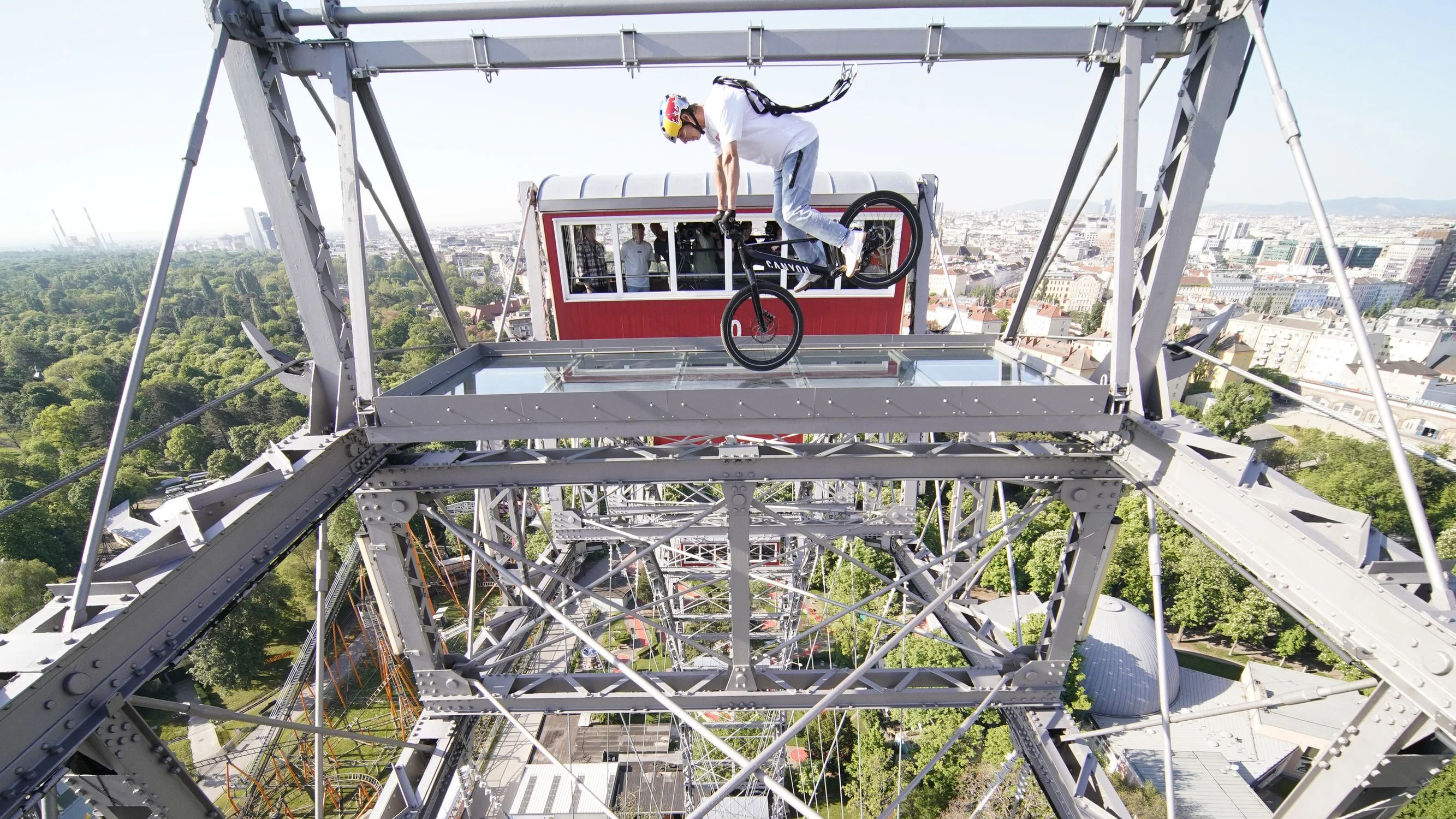 Mountainbike-Weltstar Fabio Wibmer balancierte mit seinem Bike in über 65 Meter Höhe am Wiener Riesenrad und läutete die Masters of Dirt Saison 2022 mit einem Paukenschlag ein.
